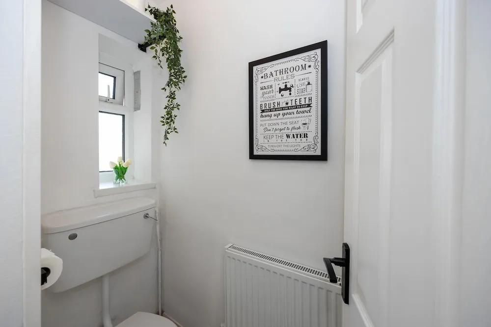 Spacious Apartment Near MCR Airport
