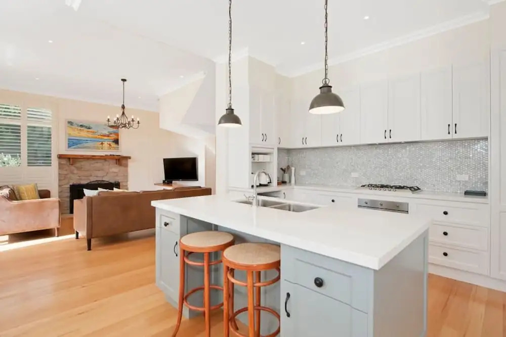 Hampton on Apollo - Ocean Mountain View Creekside Retreat Pet Friendly Free EV Charger Fireplace Wood Supplied During Winter