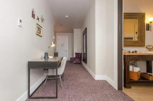 The Dundee - A Trace Hotel