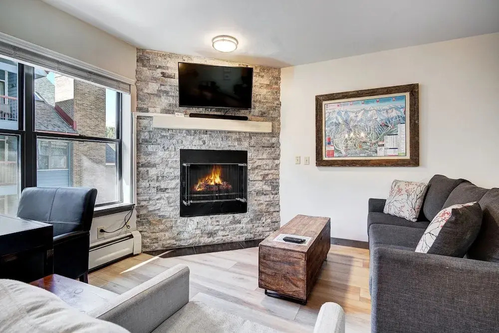 Steps to Mountain & Main St- 1 Bedroom 1 Condo