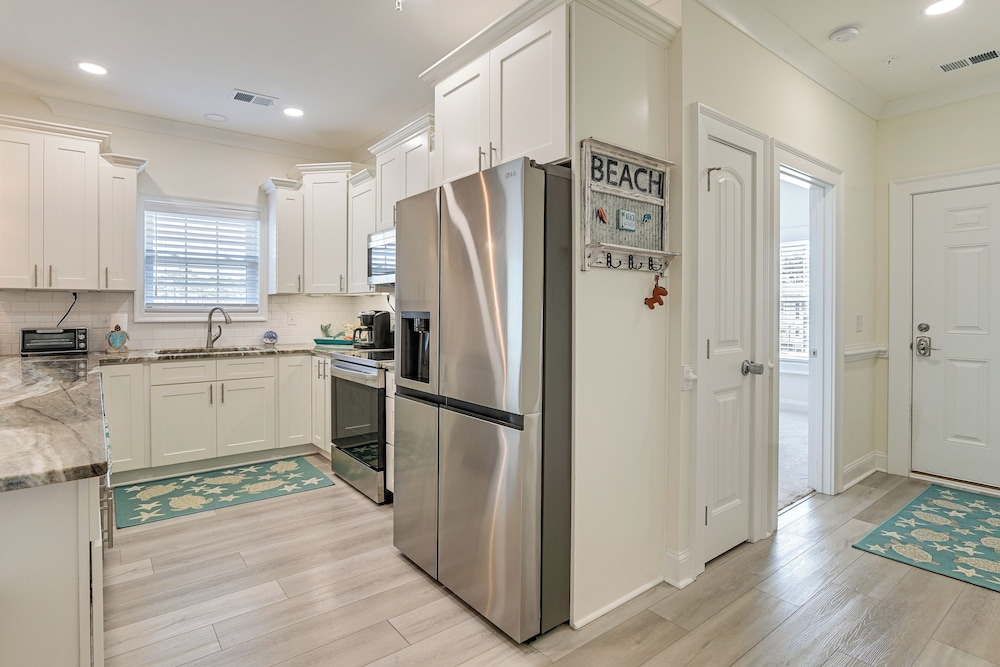 1 Mi to Beach! Sleek Golf & Pool Retreat