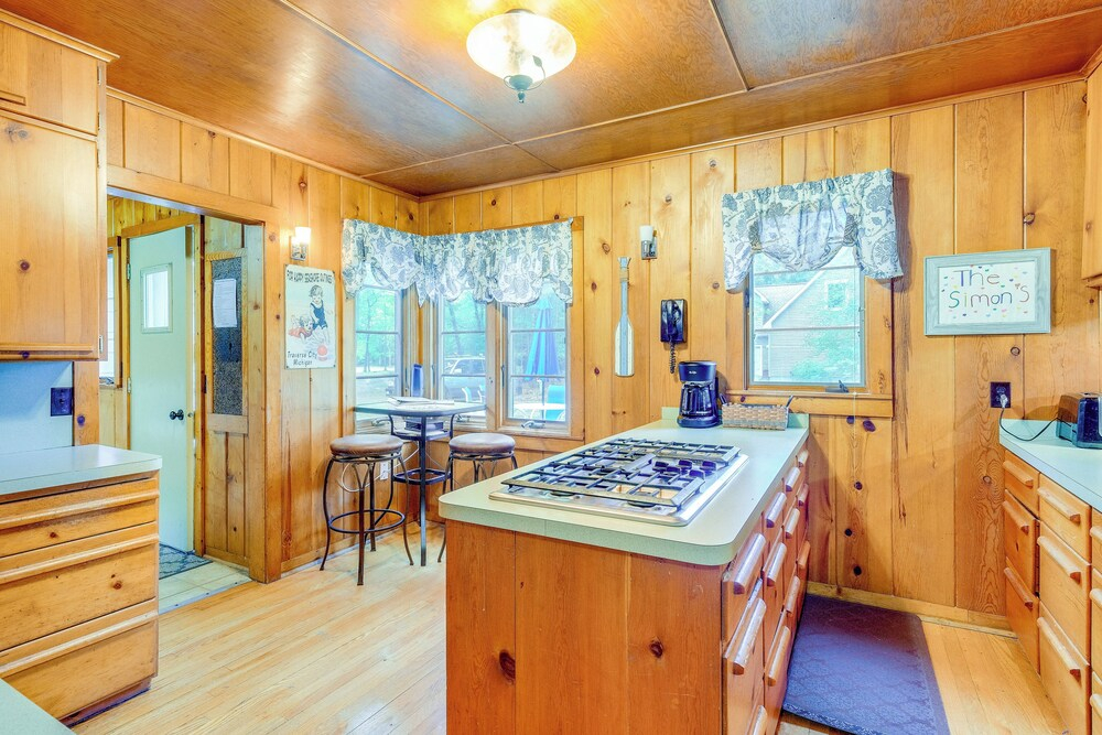 Rapid City Cottage w/ Patio Near Beach Access!
