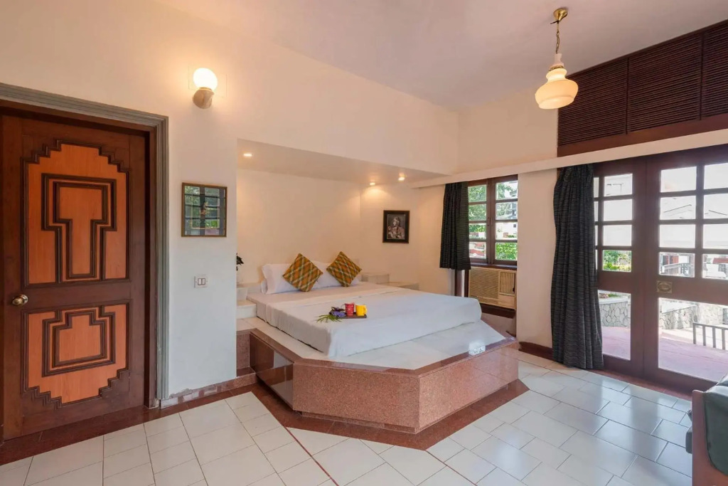 StayVistas Shantam House - Dive into relaxation with a pool and tennis lawn