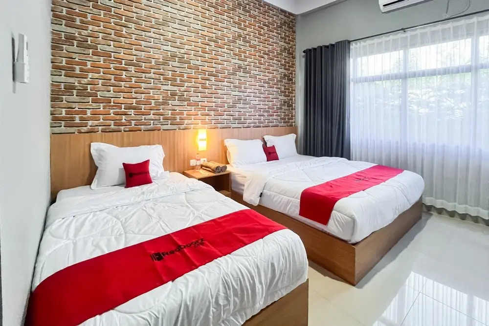 RedDoorz Plus at New Favour Hotel Gunung Dempo