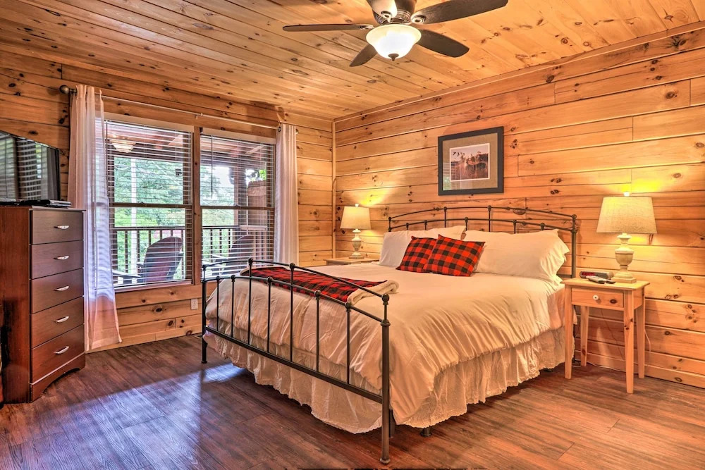Cabin w/ Deck + Fireplace < 3 Mi to Dollywood!