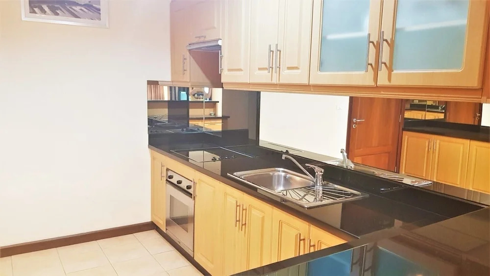 Lovely 2-bed Apartment in Pratumnak With Pool View