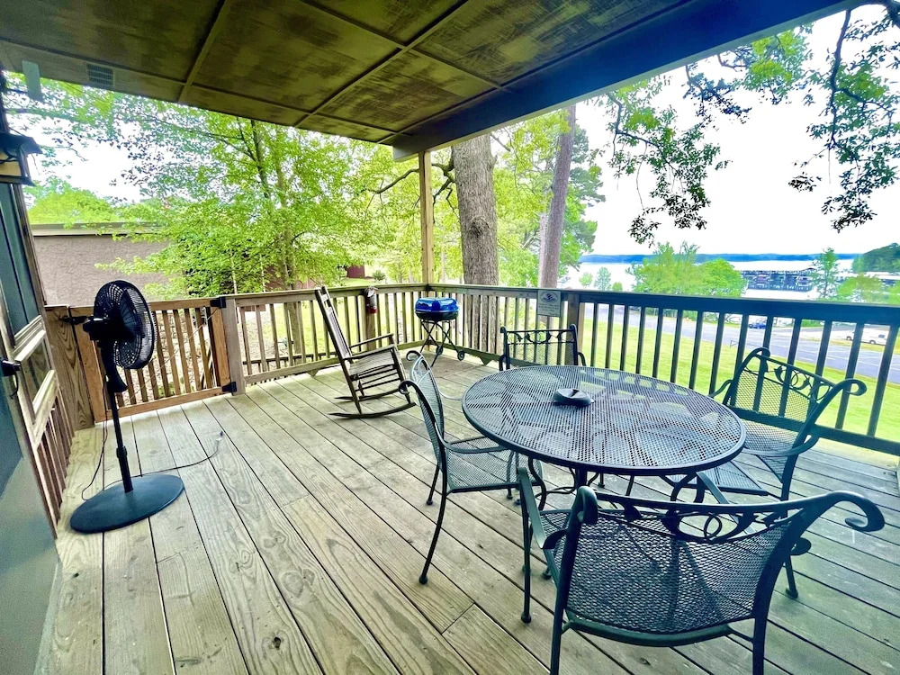 SU13 - Lake view King Studio with full kitchen, deck overlooking Lake Ouachita, king bed and queen sleeper sofa
