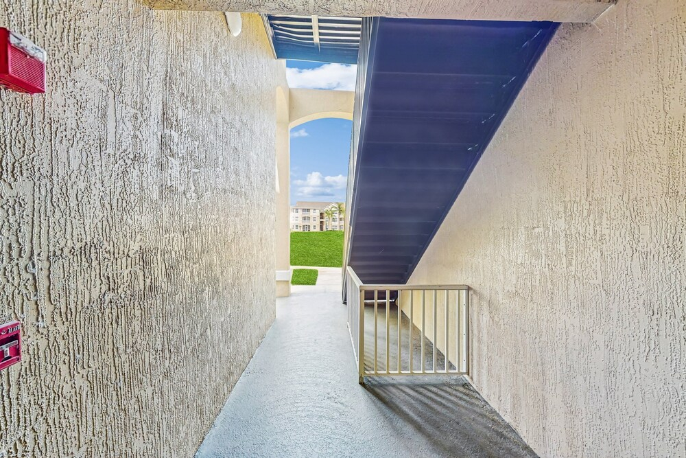 Windsor Palms Townhome With Wifi, AC, Screened Patio, Pool, hot Tub, & Tennis
