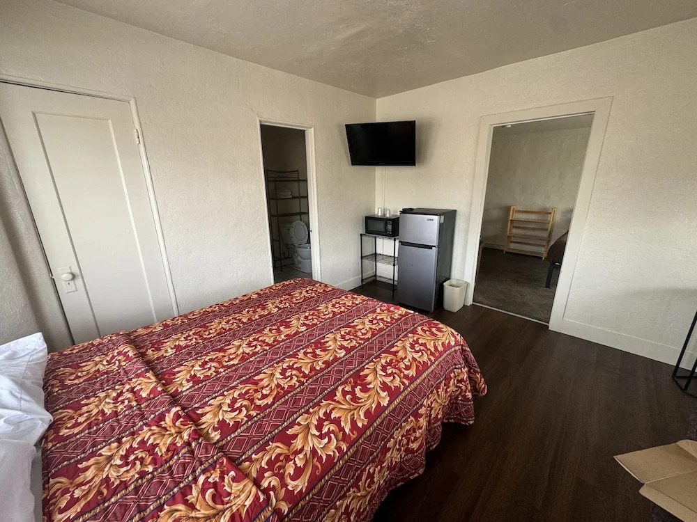 The Oaks Motel