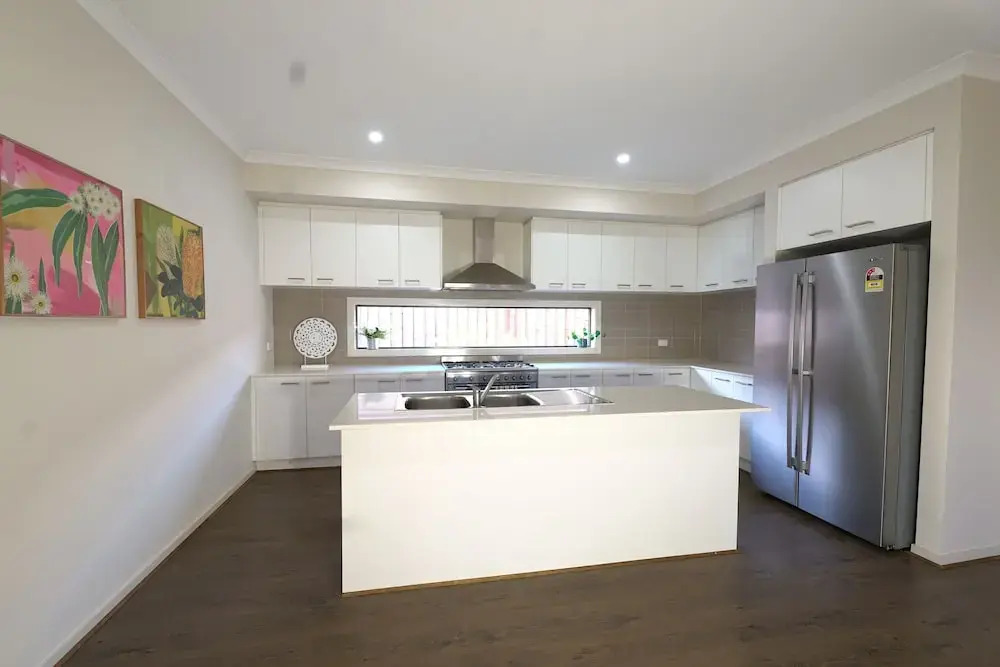 Modern 6BRM House Big Group at Pakenham