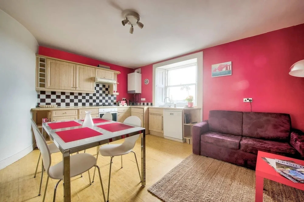 Top Floor 3BR Apt Near Edinburgh Castle