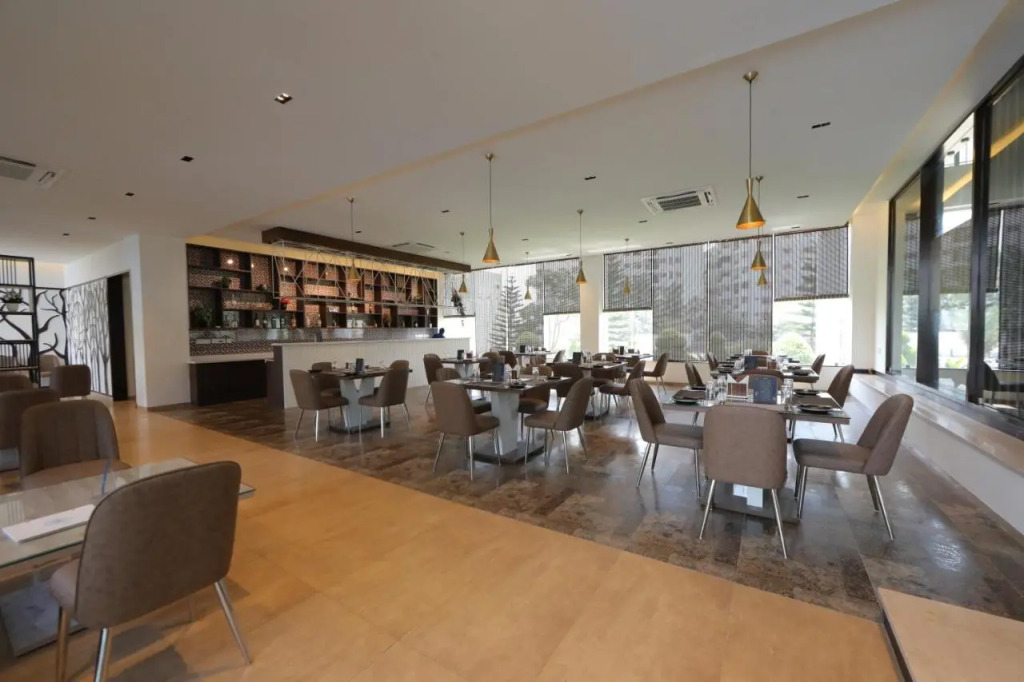 VRR Astoria Hotel & Convention Center