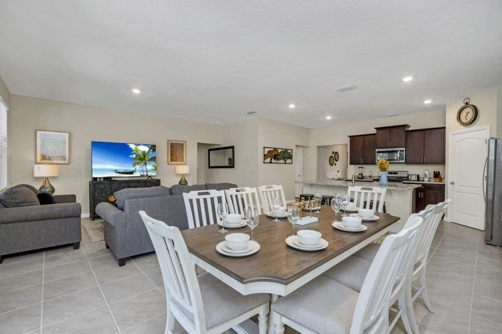 6 Bed 4 Bath Solterra Beautiful Home! 6 Bedroom Villa by RedAwning