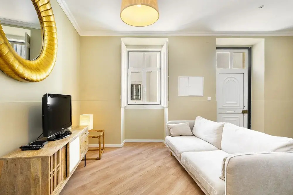 Urban Comfort: 1-Br Near Airport & Train Station