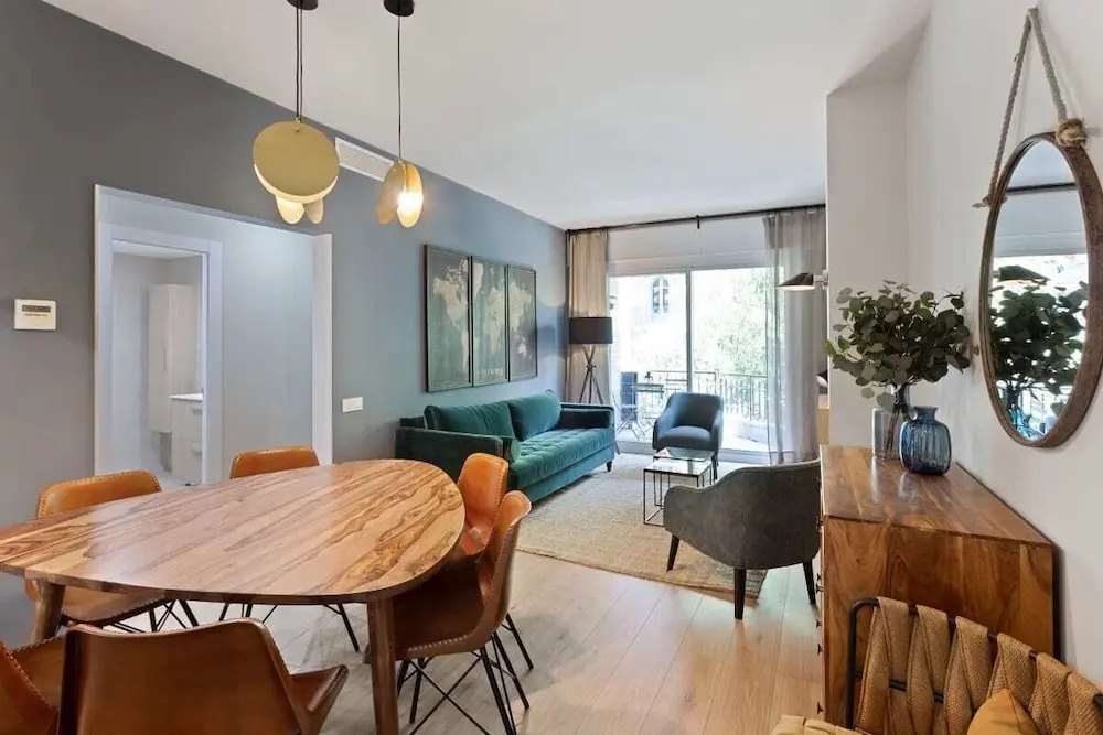 Designer 4 Bed Apt W Balcony Near Plaça Catalunya