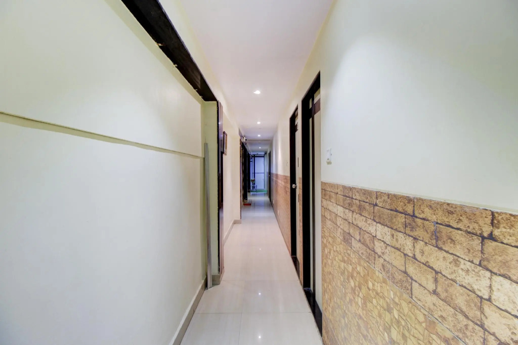 OYO 77255 Hotel Royal Plaza