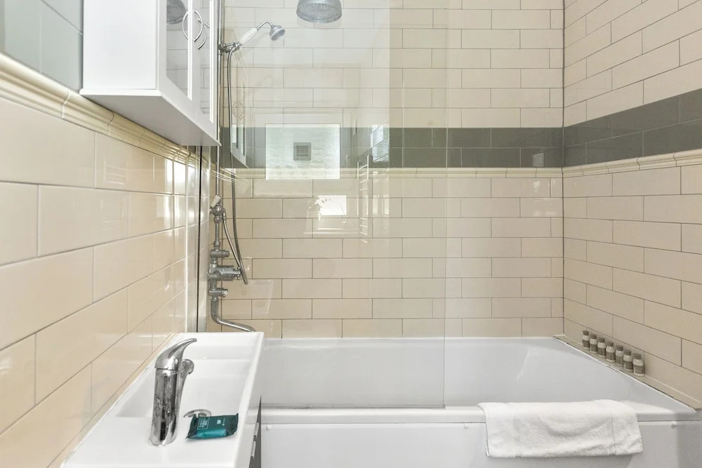 Stylish 1BR Next to Tower Bridge