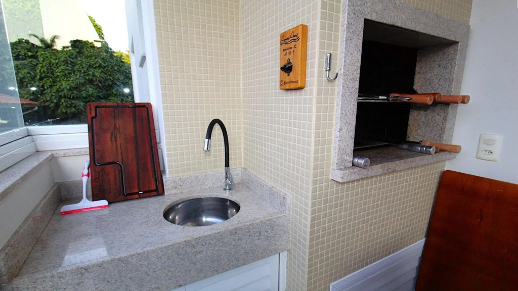1073   Apartamento Para Locação No Centro De Bombinhas