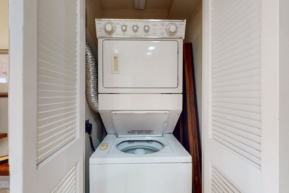 Gated-entry Townhome, With Shared Pool, Central AC, Near Theme Parks