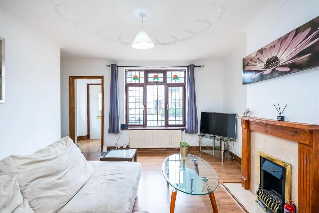 Spacious Dagenham 4Bedroom House with Parking