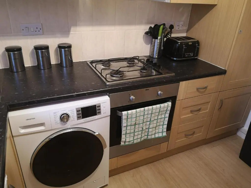 BrumStay UK - 5 Bed TownHouse with Garden and Parking for upto 3 small cars