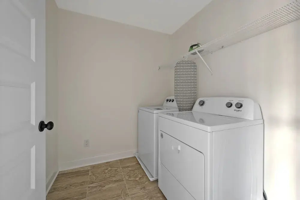 1 King 2 Queens Garage Yard Washer Dryer