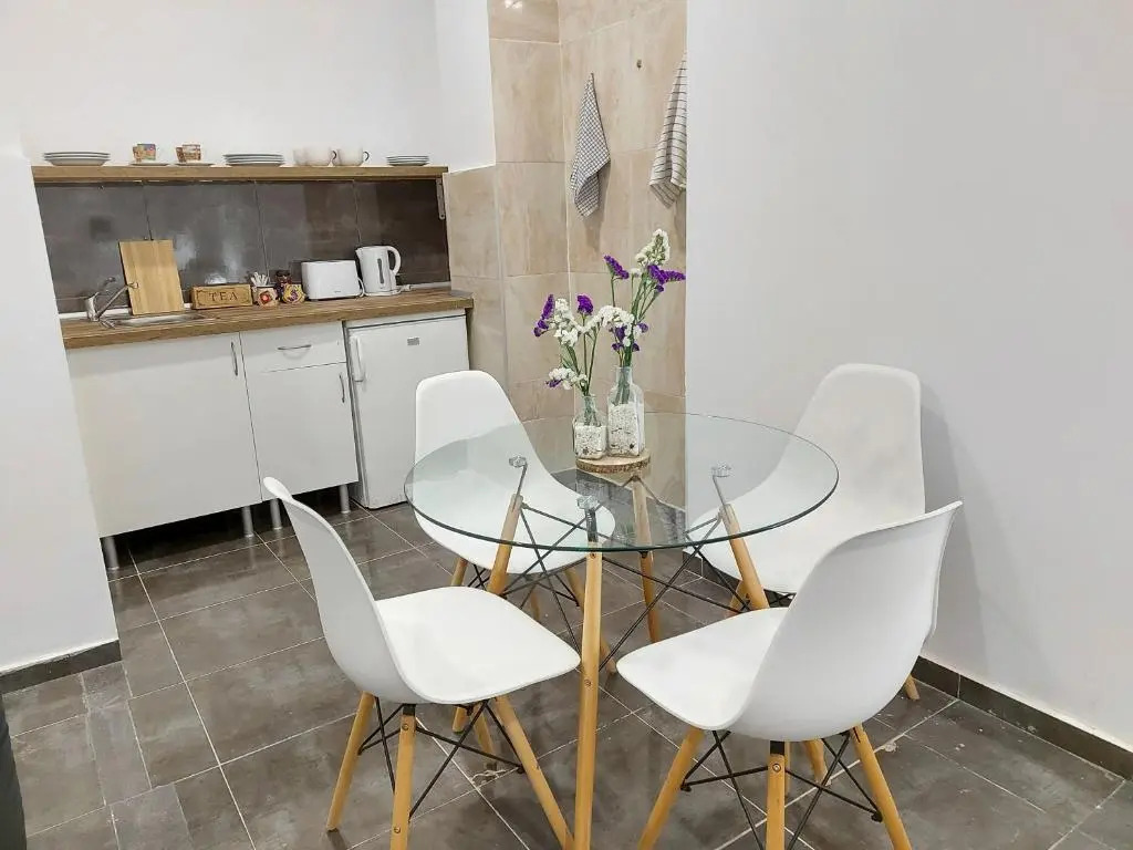 Gloria Host House