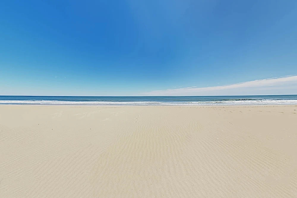 New Listing! Downtown : Walk To Beach & Bay 2 Bedroom Condo