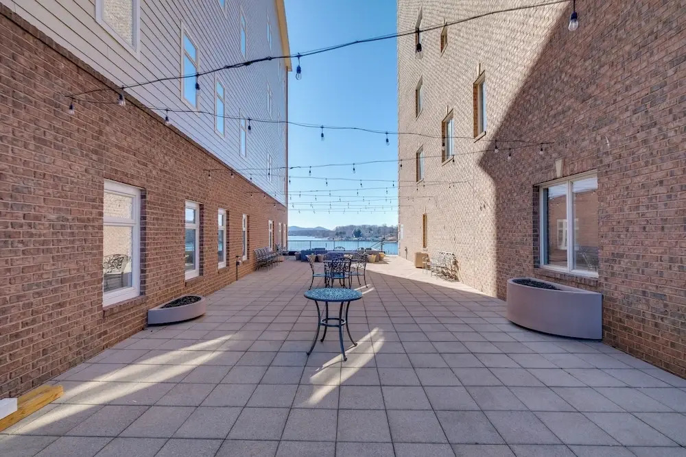 Surfboard-themed Huddleston Studio w/ Beach Access