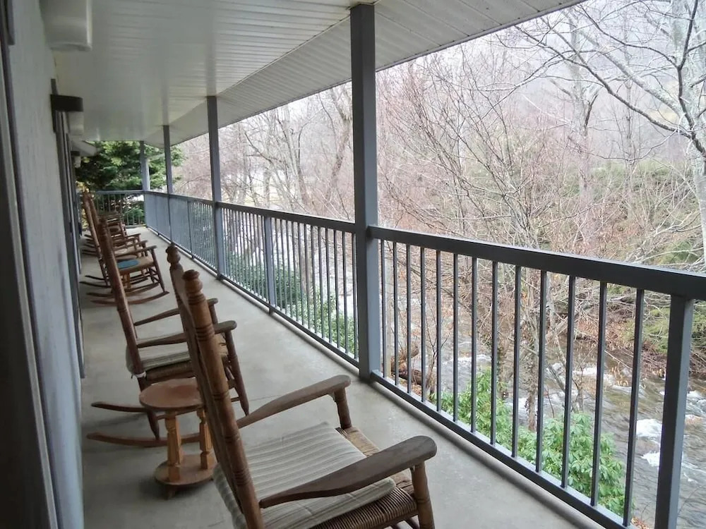 Four Seasons Inn