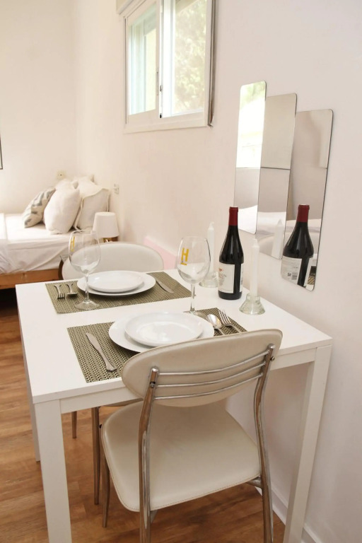 Holiday studio apartment near the Bahá ' í gardens