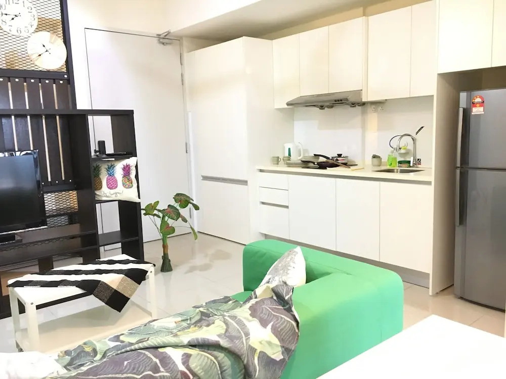 Suria Jelutong Cozy Studio by BeeStay