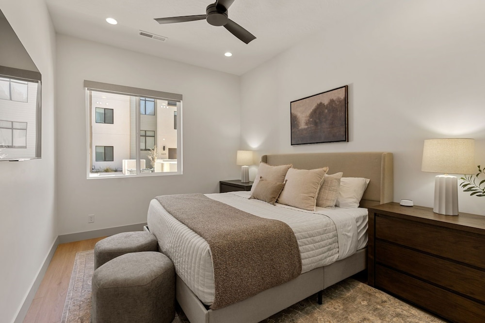 Luxury Rental At Desert Color 6 Bedroom Townhouse