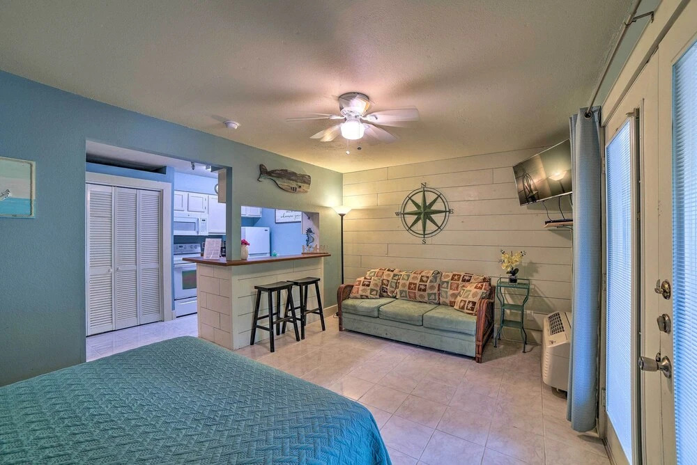 Coastal Studio w/ Amenities: Walk to Padre Beach!