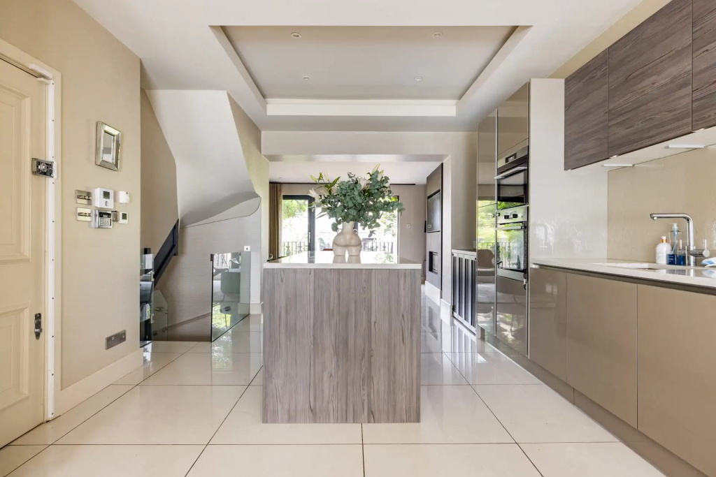 Bright South Kensington Garden Maisonette with AC and Gym Room