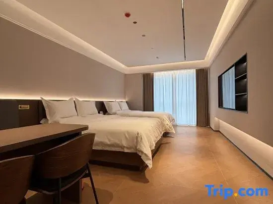 Zhongyi Holiday Hotel (Xiangyang Greenland Central Plaza)