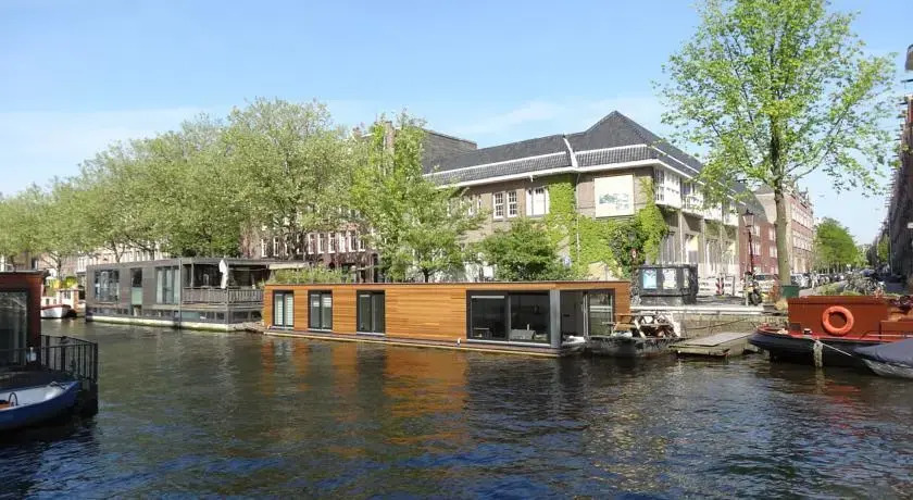Private studio on houseboat in the centre!