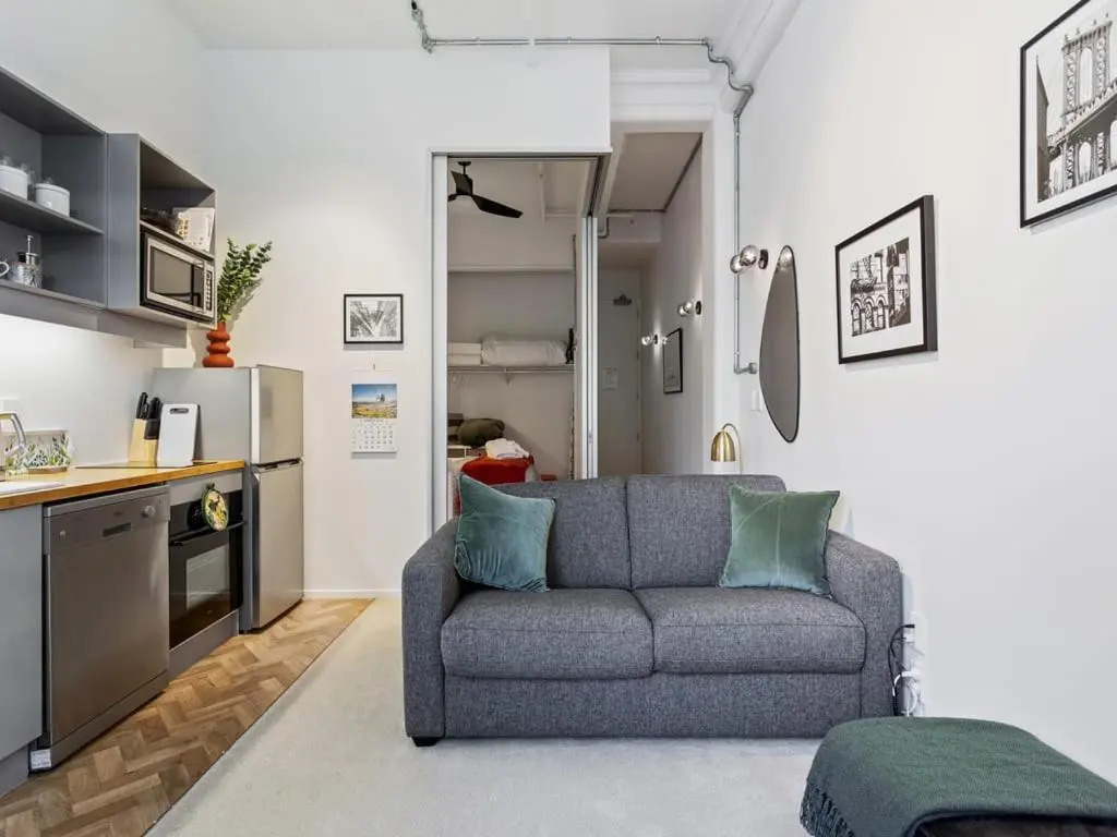 Cosy & Comfy studio on Queen St. by Zodiak Stays