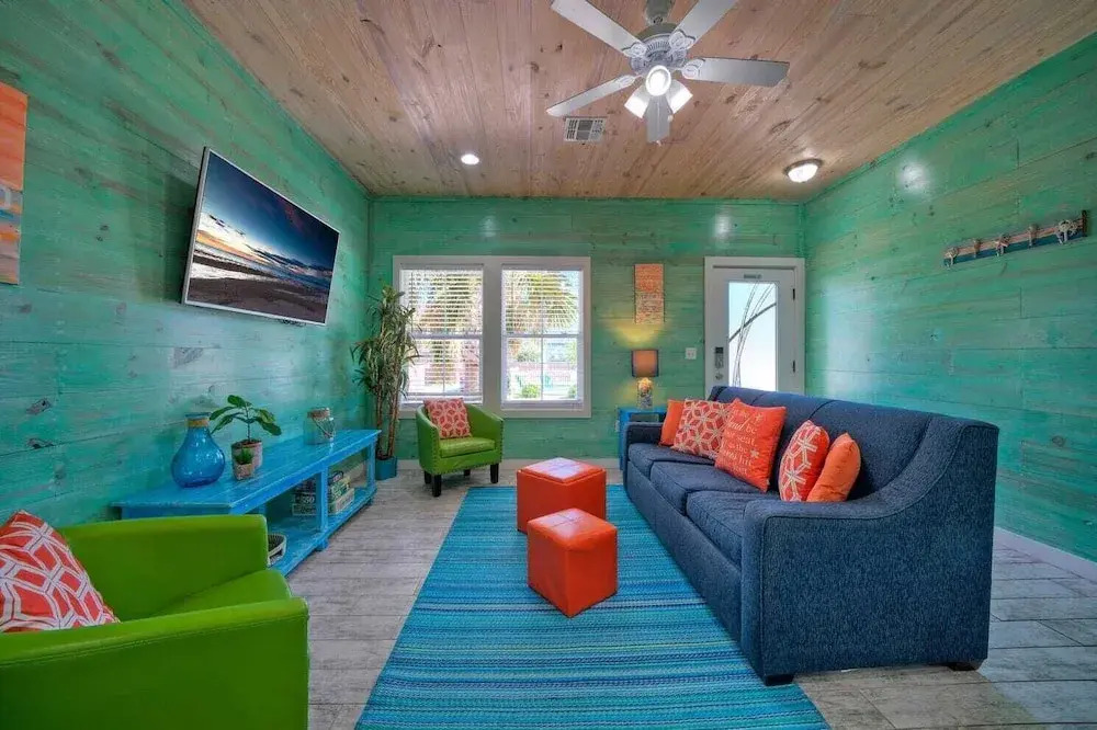 Shared Pool, Walkable to Beach, Vibrant Beachy Design! Bay Bliss by Avantstay