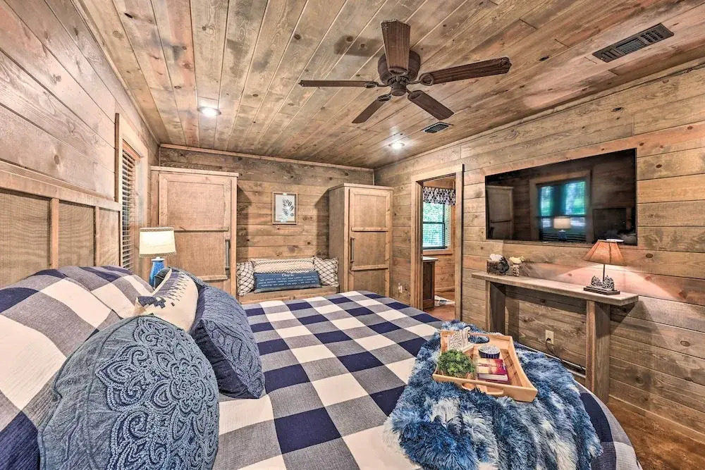 Luxe Broken Bow Cabin w/ Tesla Charging Station