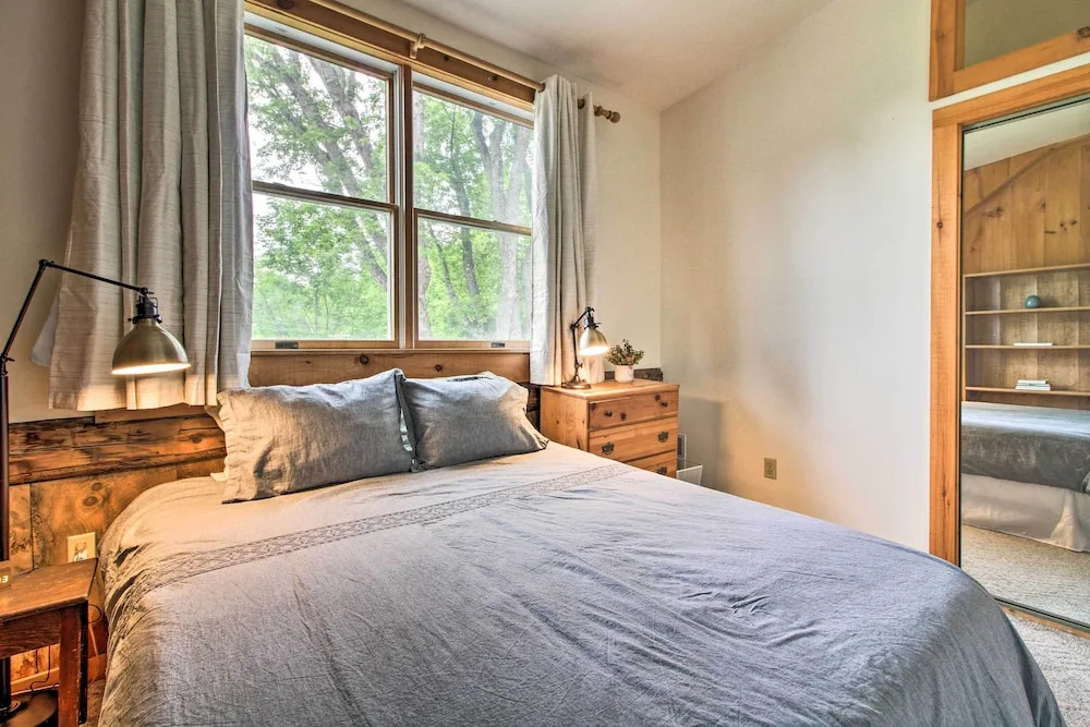 Renovated Farmhouse < 1 Mile to Okemo Mountain!