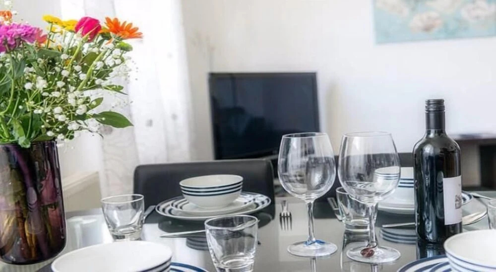 F6 Bath Road Apartment