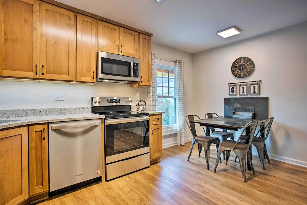 Walk to Main Street Eats: Remodeled Saluda Apt