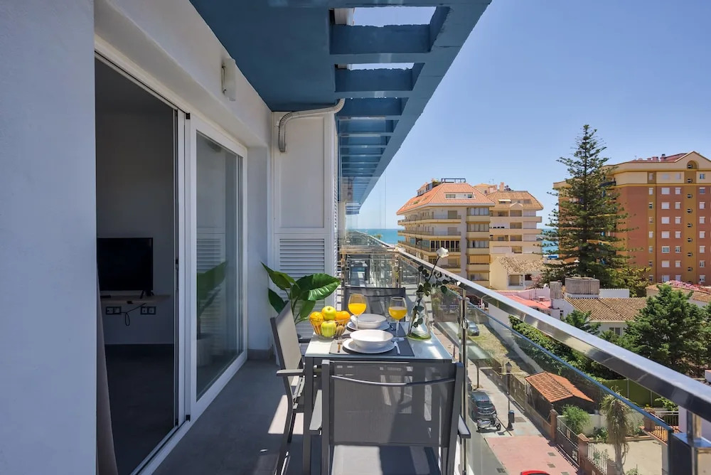 Sur Suites La Dorada, centricos soleados a pocos metros de la Playa y con Parking Opcional