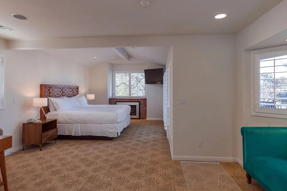 Saratoga Oaks Lodge