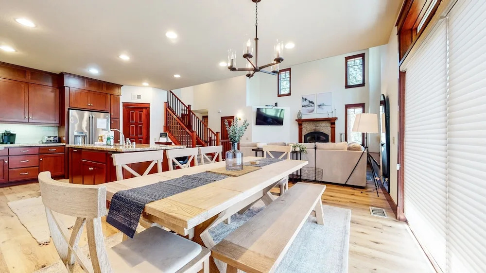 Timbers 15 Private Hot Tub, 2 Car Garage, Washer Dryer, Large Townhouse by RedAwning