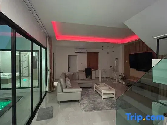 Luxury 4BR Private Pool Villa + Sunset Rooftop