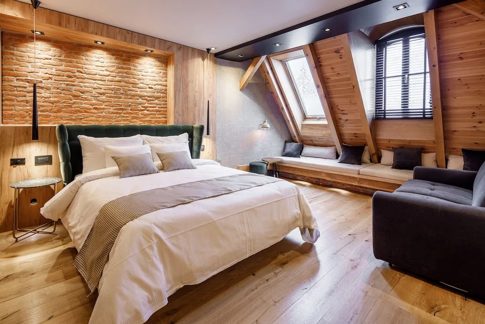 SCHUSTER Boarding House