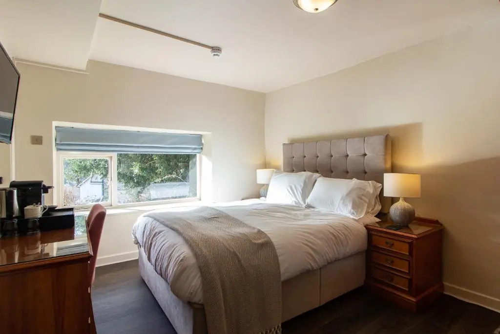 Parva Farmhouse Riverside Guesthouse