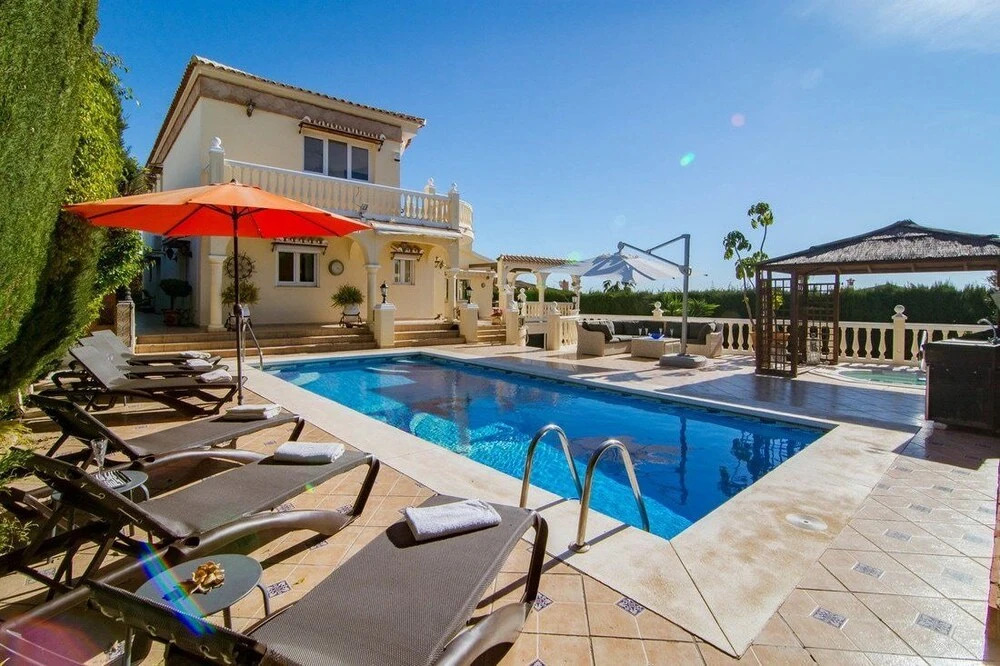 CS Luxury 4 Bedroom Villa Close to Beach RoomService